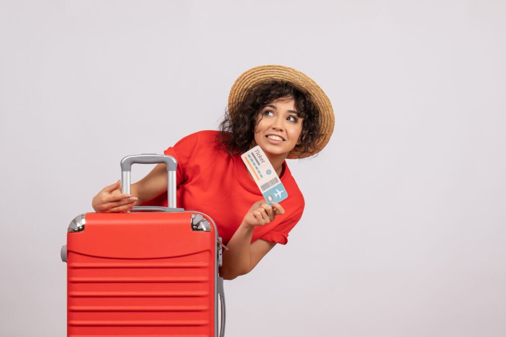 vue de face jeune femme avec sac se preparant au voyage tenant un billet sur fond blanc couleur soleil voyage vacances touristiques reste vol avion vue de face jeune femme avec sac se preparant au voyage tenant un billet sur fond blanc couleur soleil voyage vacances touristiques reste vol avion